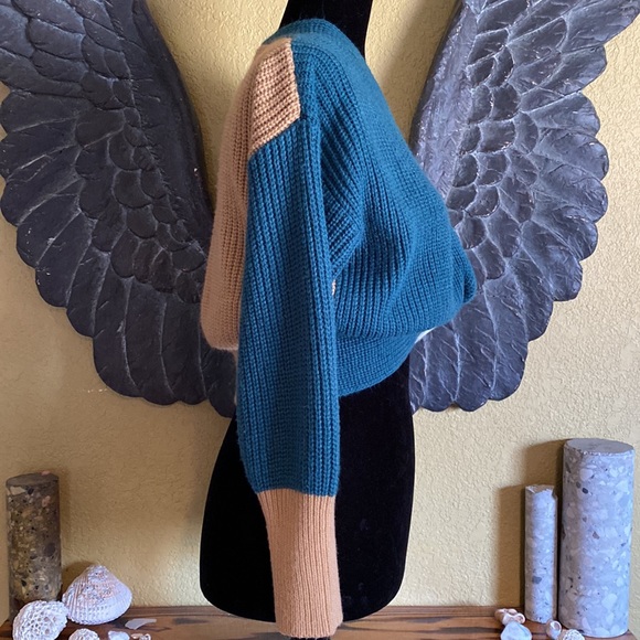 Zaful Mixed Knit Twist Front Crop Sweater - Picture 4 of 7